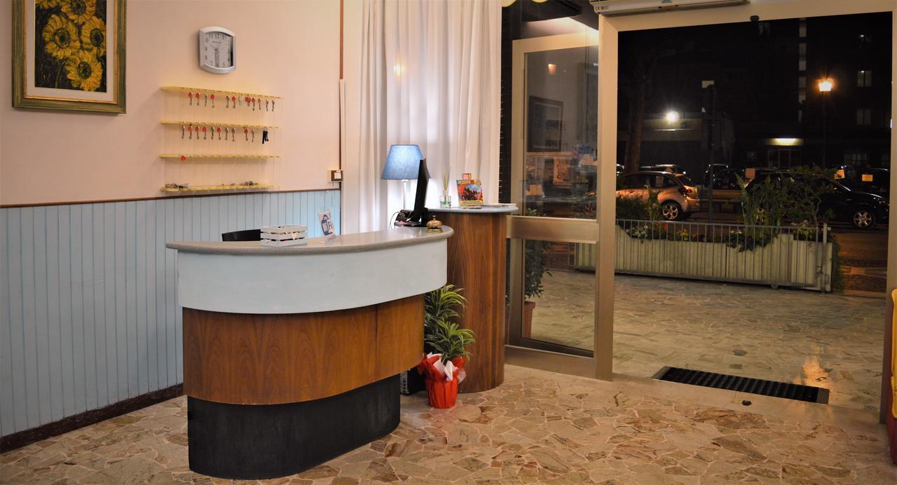 Urania Otel Fogliano Marina Dış mekan fotoğraf
